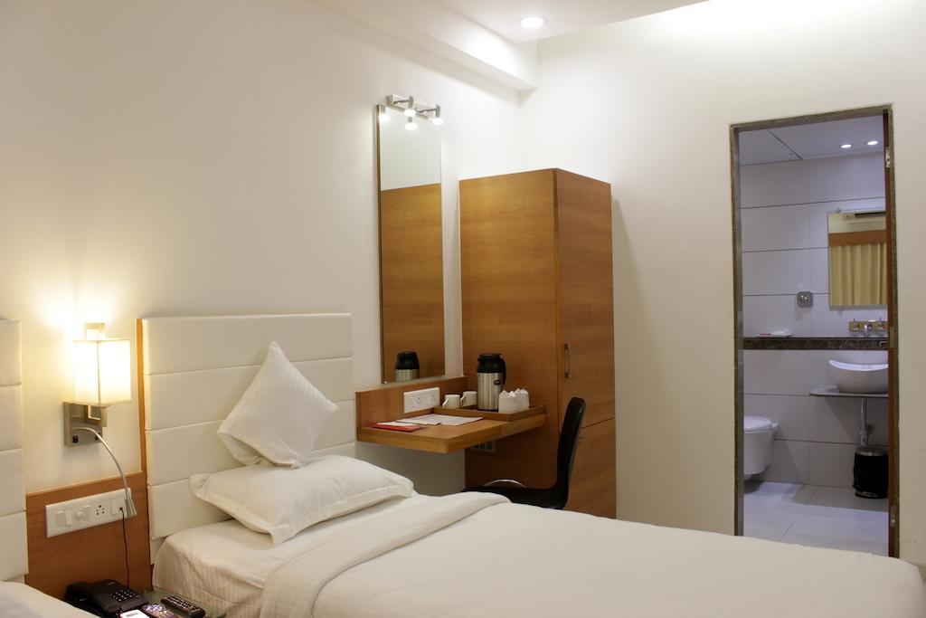 אחמדאבאד Hotel Ashray Inn חדר תמונה