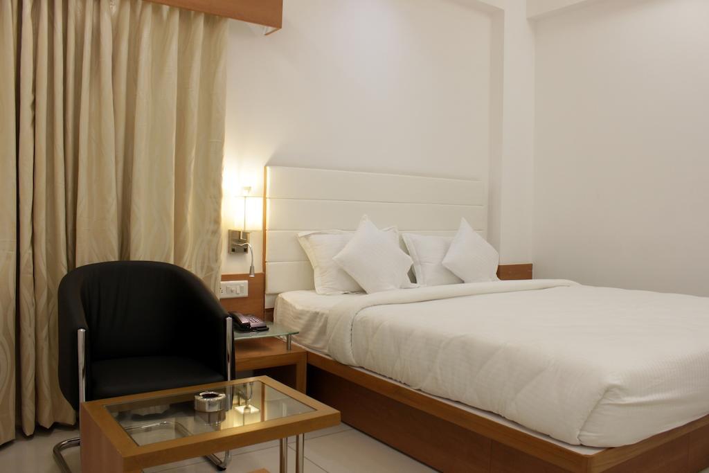 אחמדאבאד Hotel Ashray Inn חדר תמונה
