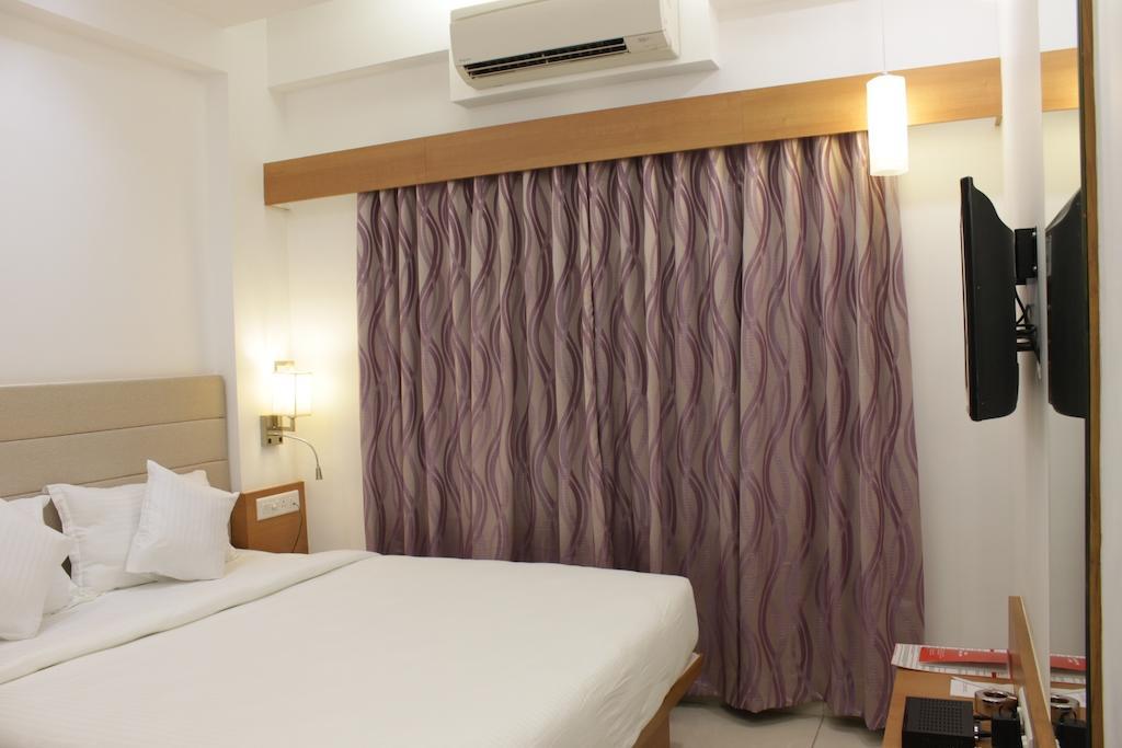 אחמדאבאד Hotel Ashray Inn חדר תמונה